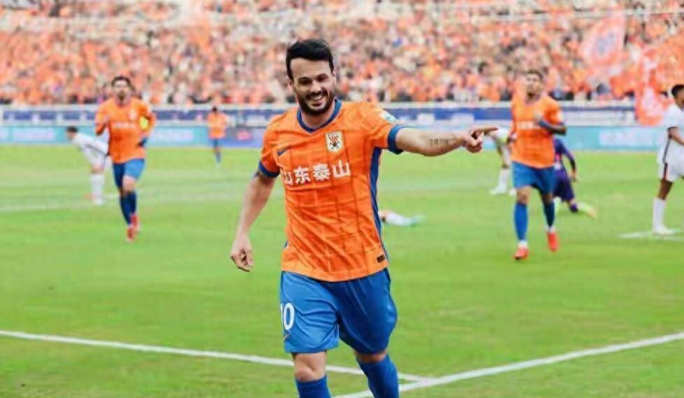 里程碑夜山东泰山防线松动，亚冠清晨刷纪录，管理层满意，年轻球员得到机会的简单介绍